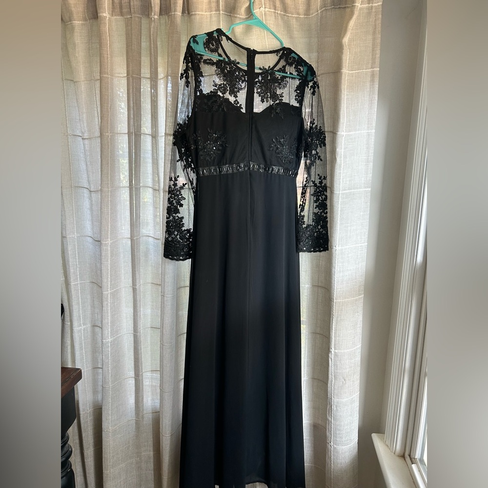 Elegant Black Lace Evening Gown
